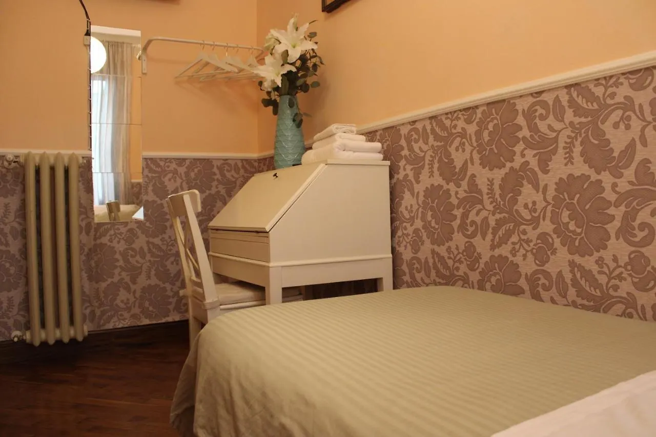 Rooms Piazza 8 Agosto Bologna Italy